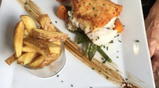 Le Dérailleur - Un plat avec frites