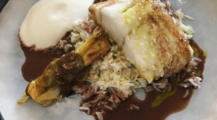La Belle Vue - Dos de cabillaud rôti, riz pilaf et poireaux snackés, sauce terre et mer