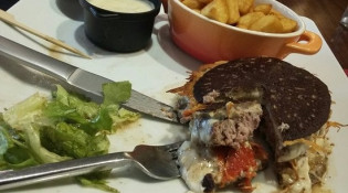 Au Crepuscule - Burger avec des frites