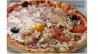 Croc Dog - Une pizza au tomate, oeufs,...