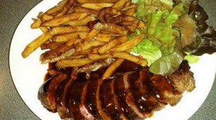 Pub Mulligan - Magret de canard sauce au miel, frites maison, salade