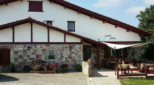 Auberge Etxeko-Borda - La façade du restaurant