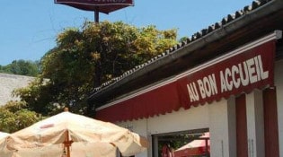 Au Bon Accueil - La façade du restaurant avec la terrasse 