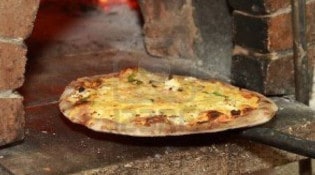 Pizza au feu de bois - Une pizza