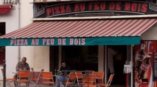 Pizza au feu de bois - La façade de la pizzeria