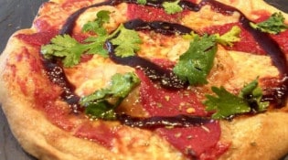 Red Center - la pizza bali : poivrons del piquillo, gambas, sauce barbecue et coriandre