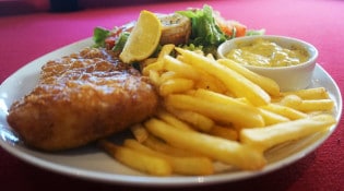 La Gourmandise - Une assiette combinée de fish & chips et sa salade mêlée au chèvre