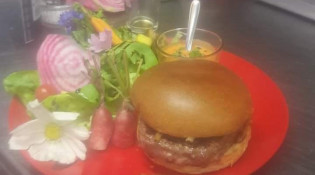 Les Folles Bergères - Un burger
