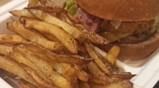 California Street Food - Un burger avec frites
