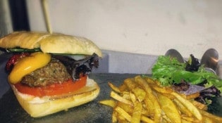 Le Numéro Sept - Un burger et frites 