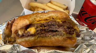 Junk - Burger accompagné de frites