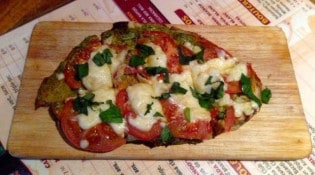 Le Coco Lobo - Tartine tomate, mozzarelle, pesto et basilic