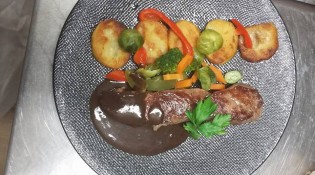 Charvet &Co - Un faux-filet d'Alsace sauce chocolat et palets de pommes de terre confites et ses légumes