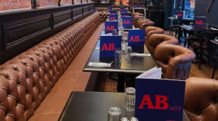 Au Bureau - La salle