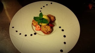 O Caveau Du Théàtre - Abricots rôtis , crumble aux amandes et glace Vanille