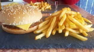 O'délices - Un burger avec des frites 