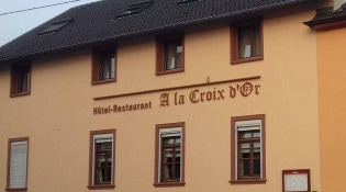 La croix d'or - La façade