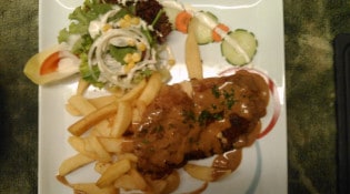Maison Rouge - Conrdon bleu de veau au munster, frites et salade verte