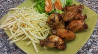 Lina & Rita - Un plat chicken wings salade et frites