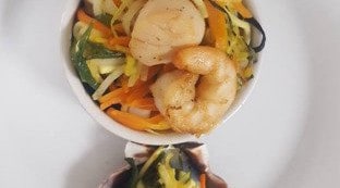 La poste - Cassolette de St Jacques et fruits de mer à la julienne de légumes