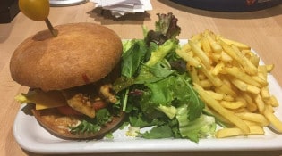 L’Angélus - Un burger, salade et frites