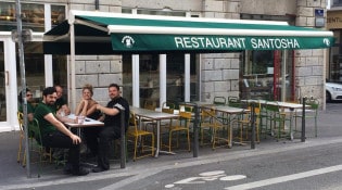 Santosha - La façade du restaurant avec la terrasse