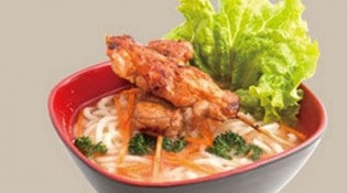 Edomae sushi - Soupe udon avec 2 brochettes