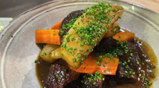 Le Local - Bœuf bourguignon, légumes d’automne et sauce vin rouge