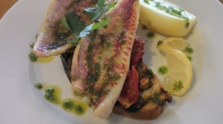 La Famille - Filets de rougets grillés avec des légumes confits et une petite huile au basilic