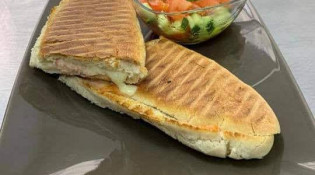 Cafe aroma - Un panini, salade