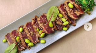 La bascule - Tataki de bœuf aux 2 poivres, wakamé et fève de soja