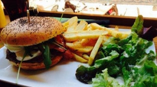 César café - Un burger, salade et frites