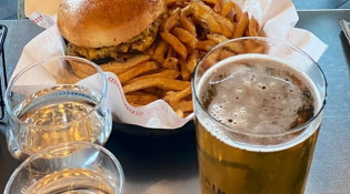 Ninkasi - Un burger accompagné des frites