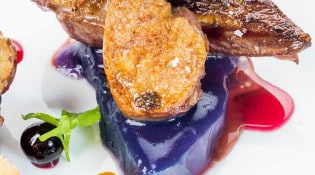 Château de Bagnols - Un pigeon fermier rôti aux éclats de dragées, choux braisé au jus pourpre