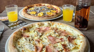 Pizz 'n Fries Au Feu De Bois - Une pizza