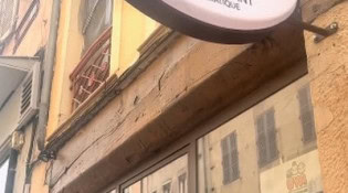 Uya - La façade