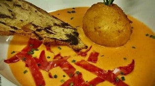 La Bonne HUMM Heure - Oeuf mollet frit sur crème de poivrons rouges parfumée au romarin, émincé de chorizo et croûton à l'ail