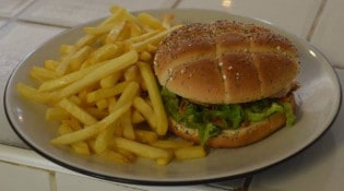 Au speed et Cool - un burger, frites