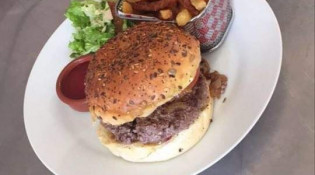 Restaurant De La Place - Burger de la place maison accompagné de ses frites