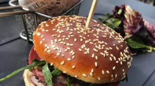 Au bureau - un burger, frites