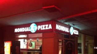 Mondial Pizza - La façade du restaurant