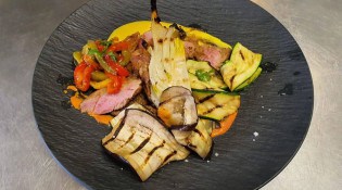 Le Chalet de La Roche - Pluma de porc coulis de poivrons et légumes grillés
