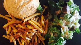 La Poya - Un burger, salade, frites