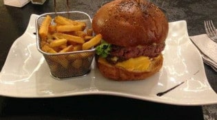 La Passion Des Saveurs - Un burger, frites