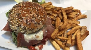 Too Schuss - Une assiette burger 