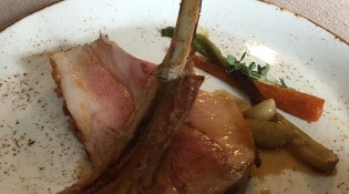 Ôberge de Bounavô - Carré de porc gascon fumé aux bourgeons de sapin