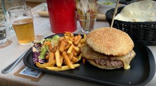 La Yaute Cafe - Un burger