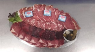 L'alpage - Un plateau de charcuterie 