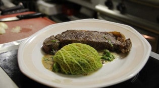 Le Moulin à Poivre - Faux-filet sauce aux morilles et son fondant de choux