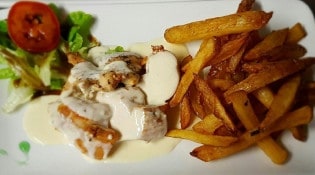 L'After - Émincé de filet de poulet, à la crème de reblochon fermier, frite maison.